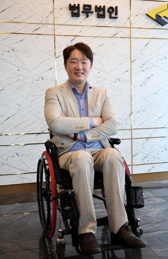 [fn이사람] “의사였다가 변호사로… 사람 낫게 하는 건 두 직업 다 똑같죠”