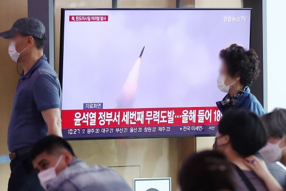 5일 오전 서울역 대합실에서 북한의 미사일 발사 관련 소식이 TV 뉴스를 통해 보도되고 있다. 사진=뉴스1