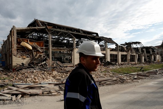 세계은행이 7일(현지시간) 우크라이나 전쟁 등으로 인해 세계경제가 1970년대식 스태그플레이션에 빠질 수 있다고 경고했다. 러시아의 미사일 공격으로 폐허가 된 우크라이나 수도 키이우의 자동차 정비 공장에서 한 직원이 현장을 둘러보고 있다. 로이터뉴스1