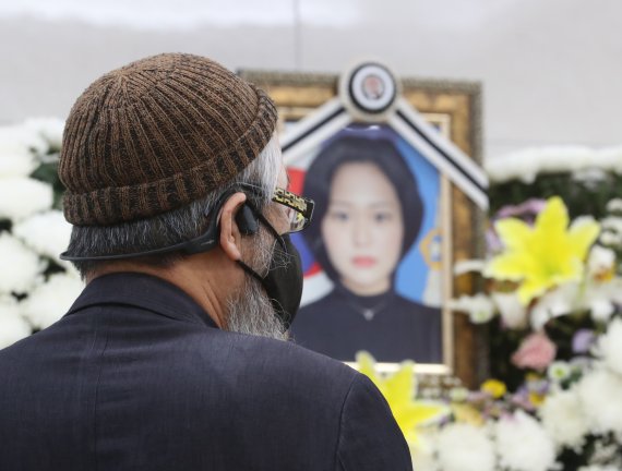 공군 성폭력 피해자 고(故) 이예람 중사 1주기를 하루 앞둔 20일 오전 경기 성남시 국군수도병원 장례식장에 마련된 빈소에서 故 이 중사의 아버지 이주완씨가 딸의 영정사진을 바라보고 있다.<div id='ad_body3' class='mbad_bottom' ></div> 사진=뉴스1