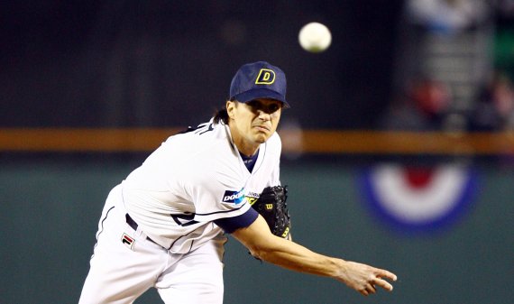 【서울=뉴시스】 26일 오후 잠실야구장에서 열린 2007 프로야구 한국시리즈 4차전 두산베어스대 SK 와이번스 경기에서 두산선발 리오스가 역투하고 있다.