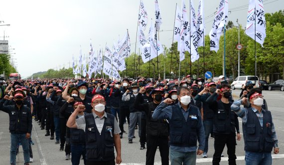 민주노총 공공운수노조 화물연대 전북본부 조합원들이 7일 전북 군산항 5부두 앞에서 총파업 출정식을 열었다. /사진=뉴시스