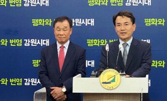 7일 김진태 제39대 강원도지사 당선인(사진 오른쪽에서 첫 번째)은 이날 강원도청브리핑룸에서 기자회견을 열어 민선8기 강원도지사직 인수위원회의 명칭을 ’새로운강원도준비위원회(약칭 새강원준비위)‘로 정하고, 준비위원장(인수위원장)으로 원주 출신의 김기선 전 국회의원(시진 왼쪽)을 선임한다고 밝혔다.