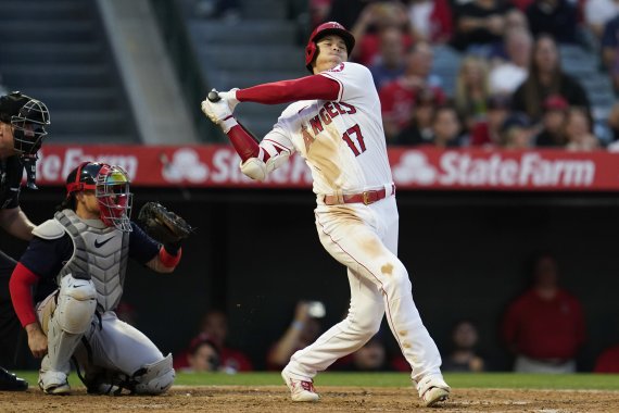 [애너하임=AP/뉴시스] 7일(한국시간) 미국 캘리포니아주 애너하임의 에인절스타디움에서 열린 2022 메이저리그(MLB) 보스턴 레드삭스와의 경기에서 4회말 헛스윙을 하는 LA 에인절스의 오타니 쇼헤이. 2022.06.06