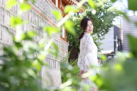 [서울=뉴시스] 조수정 기자 = JTBC 수목드라마 '그린마더스클럽' 배우 김규리가 26일 오후 서울 종로구 한 카페에서 뉴시스와 인터뷰에 앞서 포즈를 취하고 있다. 김규리는 극중 서진하·레아 역으로 열연했다. 2022.05.27. chocrystal@newsis.com