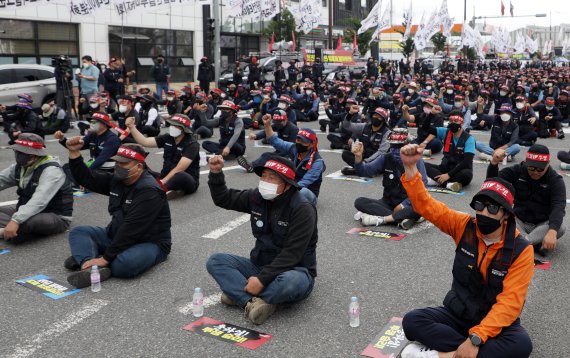 민주노총 전국공공운수노동조합 화물연대 울산본부 조합원들이 지난 7일 오전 울산 남구 울산신항 앞에서 가진 총파업 출정식에서 구호를 외치고 있다. 화물연대는Δ안전운임 일몰제 폐지 등 5가지를 정부에 요구하고 있다. /사진=뉴스1