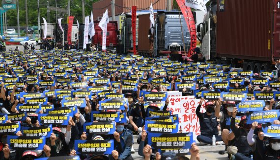 경제위기 외면한 화물연대… 尹 "법·원칙에 따라 대응" [화물연대 총파업 유통대란 우려]