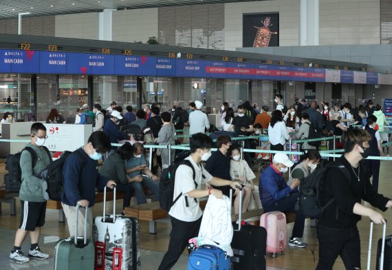 6일 오후 인천국제공항 2터미널에서 시민들이 출국 수속을 밟고 있다. 2022.6.6/뉴스1 © News1 신웅수 기자