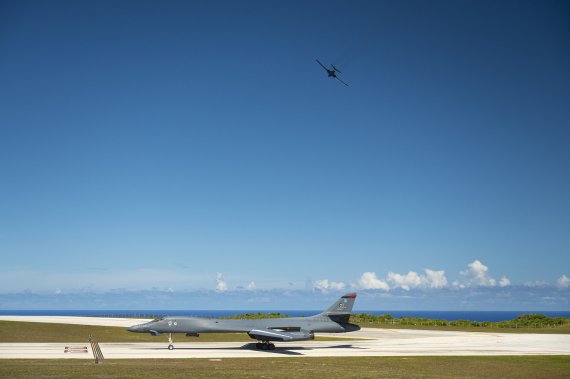 미 공군의 B-1B '랜서' 전략폭격기가 지난 2일(현지시간) 태평양 괌 소재 앤더슨 공군기지 활주로에 착륙하고 있다.<div id='ad_body3' class='mbad_bottom' ></div> 사진=미군 인도태평양사령부