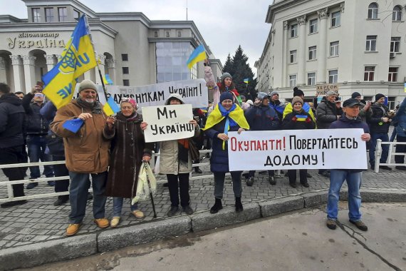 [헤르손=AP/뉴시스] 지난 3월5일(현지시간) 헤르손 주민들이 "우리는 우크라이나인"이라고 쓰인 손팻말과 깃발을 들고 반러시아 집회를 하는 모습. 2022.06.08.