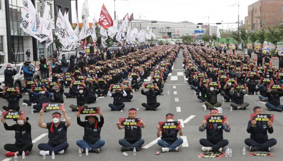 민주노총 전국공공운수노동조합 화물연대 울산본부 조합원들이 7일 오전 울산 남구 울산신항 앞에서 가진 총파업 출정식에서 구호를 외치고 있다. 화물연대는 Δ안전운임 일몰제 폐지 Δ안전운임 전차종·전품목 확대 Δ운송료 인상 Δ지입제 폐지 Δ노동기본권 확대 및 산재보험 확대 등 5가지를 정부에 요구하고 있다. 2022.6.7/뉴스1 © News1 조민주 기자 /사진=뉴스1