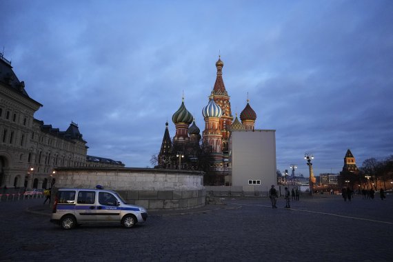 지난 4일 러시아 모스크바의 성 바실리 대성당 광장에 경찰차가 주차돼 있다. AP뉴시스