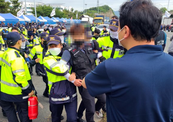 부산경찰청은 8일 오전 부산 강서구 부산항 신항 교차로에서 집회를 준비하던 중 인근을 지나가던 컨테이너 운반 차량 2대의 진행을 가로막고 물병, 계란 등을 투척한 혐의를 받는 화물연대 노조원 2명을 현행범으로 체포했다고 밝혔다. 뉴시스