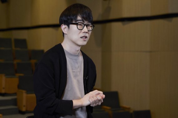 강대현 최고운영책임자(COO)가 8일 열린 넥슨개발자콘퍼런스(NDC) 키노트 세션에서 메이플스토리 유니버스에 대해 설명하고 있다. 넥슨 제공.