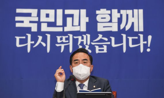 박홍근 더불어민주당 대표 직무대행 겸 원내대표가 8일 서울 여의도 국회에서 비상대책위원회 구성 등 현안 관련 기자간담회를 하고 있다. 공동취재, 뉴스1