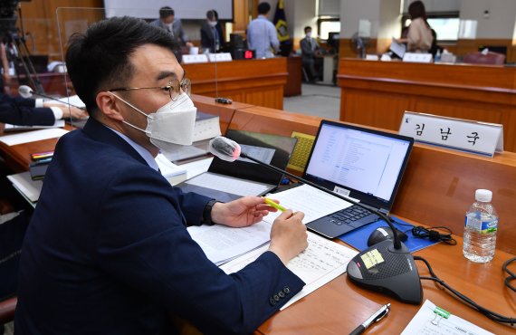 [서울=뉴시스] 국회사진기자단 = 김남국 더불어민주당 의원이 지난해 10월1일 서울 서초구 대법원에서 열린 국회 법제사법위원회 대법원(법원행정처), 사법연수원 등에 대한 국정감사에서 질의를 하고 있다. 2021.10.01. photo@newsis.com /사진=뉴시스