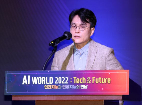 과학기술정보통신부 주최, 정보통신기획평가원(IITP), 대한전자공학회, 파이낸셜 뉴스 공동주관으로 8일 삼성동 코엑스 그랜드볼룸에서 열린 ‘AI World 2022: Tech & Future’행사에서 카카오엔터프라이즈 최동진 최고AI책임자(CAIO)가 강연을 하고 있다. 사진=박범준 기자