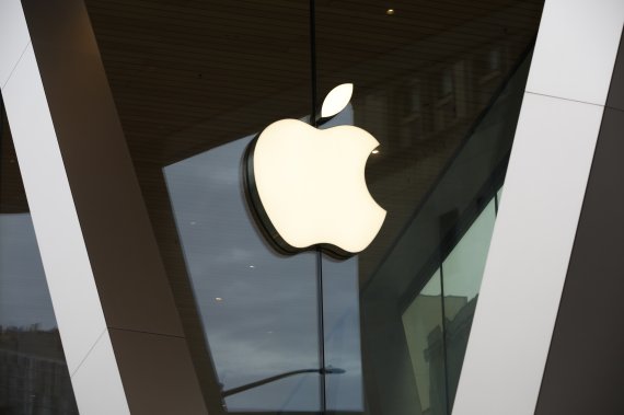 미국 뉴욕 브루클린 애플 스토어에 장식된 애플 로고. AP뉴시스