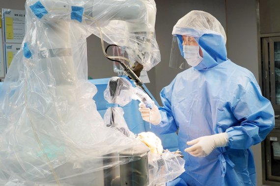 윤성환 병원장이 닥터 엘씨티를 이용하여 무릎 인공관절 수술 100번째 환자를 집도하고 있다.