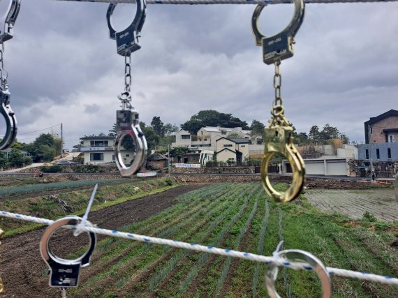 한 보수단체 회원이 최근 양산 하북면 평산마을 앞 도로에 설치한 모조 수갑. 2020.06.08 © 뉴스1 김명규 기자