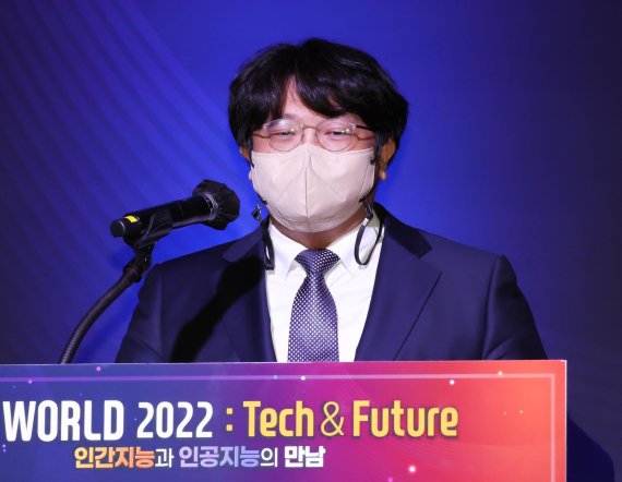 김기홍 동서대학교 소프트웨어(SW)융합센터장은 8일 서울 코엑스 그랜드볼룸에서 열린 'AI World 2022: Tech & Future'에서 'AI, 가상 아이돌을 만들다'라는 주제로 강연을 하고 있다. 사진=박범준 기자