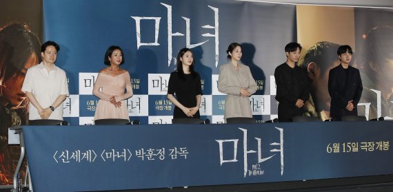 박훈정 감독(왼쪽부터)과 배우 조민수, 신시아, 서은수, 진구, 성유빈이 7일 서울 용산 cgv에서 열린 영화 '마녀 Part2. The Other One'(마녀2) 언론 시사회 및 기자간담회에서 인사를 하고 있다. ‘마녀2’(감독 박훈정)는 초토화된 비밀연구소에서 홀로 살아남아 세상 밖으로 나오게 된 소녀 앞에 각기 다른 목적으로 그를 쫓는 세력들이 모여들면서 벌어지는 일을 그린 액션 영화이다. 2022.6.7/뉴스1 © News1 권현진 기자