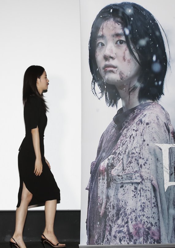 배우 신시아가 7일 서울 용산 cgv에서 열린 영화 '마녀 Part2. The Other One'(마녀2) 언론 시사회 및 기자간담회에 참석하고 있다. ‘마녀2’(감독 박훈정)는 초토화된 비밀연구소에서 홀로 살아남아 세상 밖으로 나오게 된 소녀 앞에 각기 다른 목적으로 그를 쫓는 세력들이 모여들면서 벌어지는 일을 그린 액션 영화이다. 2022.6.7/뉴스1 © News1 권현진 기자
