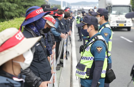 (울산=뉴스1) 조민주 기자 = 화물연대 총파업 이틀째인 8일 울산시 북구 현대자동차 명촌정문 앞에서 화물연대 울산본부 소속 조합원들이 경찰과 대치하고 있다. 2022.6.8/뉴스1 /사진=뉴스1화상