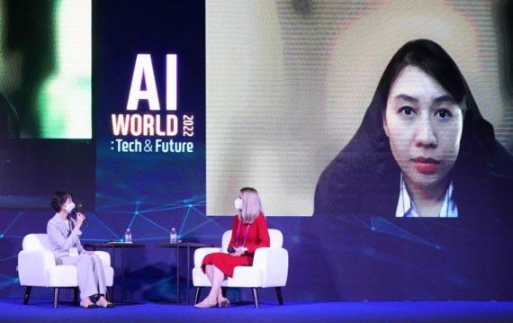 8일 서울 강남구 코엑스 그랜드볼룸에서 열린 'AI World 2022: Tech & Future' 행사에서 백은경 정보통신기획평가원 디지털사회혁신 PM(왼쪽)과 시그릿 지이트 에스토니아 경제통신부 PM, 청전즈 싱가포르 국가AI국 박사가 '디지털플랫폼 정부, AI 정부가 국민의 사랑받는 비서가 되려면?'이란 주제로 좌담을 하고 있다. 사진=박범준 기자