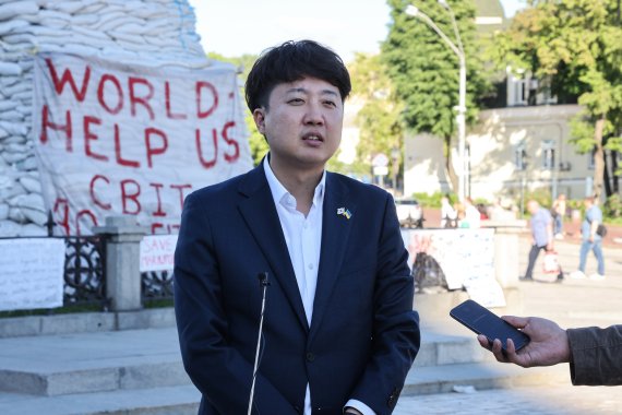 이준석 국민의힘 대표가 6일(현지시간) 우크라이나 모처에서 볼로디미르 젤렌스키 우크라이나 대통령과 면담을 마친 후 동행 인원들과 질의응답을 하고 있다. (국민의힘 제공) 2022.6.8/뉴스1 © News1 유승관 기자