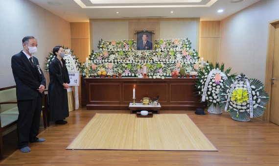 KBS의 장수 프로그램 '전국노래자랑' 현역 최고령 진행자 송해의 빈소가 8일 서울 종로구 서울대학교 병원 장례식장에 차려져 있다. 8일 경찰과 의료계에 따르면 송해는 이날 자택에서 별세했다. 향년 95세. 1927년생인 송해는 '바다 해'자를 예명 삼아 1955년 창공악극단을 통해 연예계에 데뷔, 1988년에 전국노래자랑 진행자를 맡아 34년 동안 방송을 이끌었다. 발인은 10일. 2022.6.8/뉴스1 © News1 사진공동취재단