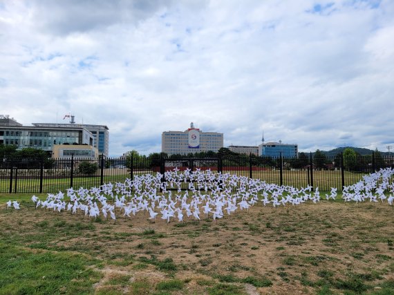 지난 7일 미군 용산기지 내 미10군단도로에서 바라본 대통령 집무실. 태극문양이 눈에 띈다. 사진=최용준 기자