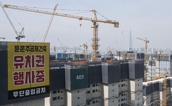 [서울=뉴시스] 권창회 기자 = 조합과 시공사업단의 갈등으로 40여일째 공사가 중단된 둔촌주공아파트 재건축 사업과 관련해 서울시가 중재안을 마련해 양측에 제시했다. 서울시 등에 따르면 시는 이번 사태와 관련해 조합과 시공사업단의 의견을 반영한 중재안을 마련하고 지난달 30일 양측에 전달했다. 사진은 2일 오전 서울 강동구 둔촌주공아파트 재건축 현장 모습. 2022.06.02. kch0523@newsis.com