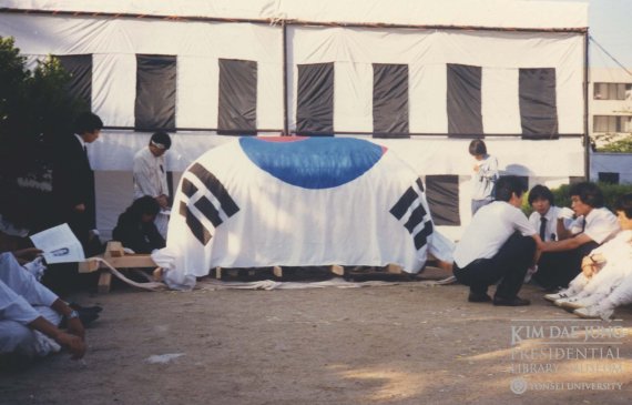 1987년 7월9일 상여를 메기 전 대기장소에서 대형태극기에 덮인 이한열 열사의 관. (연세대 김대중도서관 제공) © 뉴스1