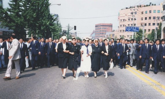 1987년 7월9일 이한열 열사 장례식에서 이희호 여사(가운데 하얀색 옷)가 장례행렬을 이끌고 있다. (연세대 김대중도서관 제공) © 뉴스1