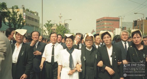 1987년 7월9일 이한열 열사 장례식에서 이희호 여사(가운데 하얀색 옷)가 장례행렬을 이끌고 있다. (연세대 김대중도서관 제공) © 뉴스1