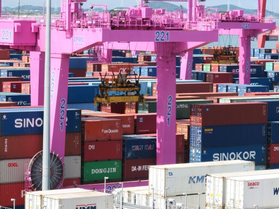 [인천=뉴시스] 김동영 기자 = 7일 오전 인천 연수구 인천 신항 컨테이너 터미널. 2022.06.07. dy0121@newsis.com