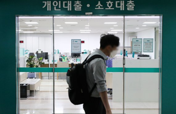 한국은행의 빅스텝 영향으로 가계대출 리스크가 커지고 있다. 사진은 서울 중구 하나은행 대출창구 모습. /뉴시스
