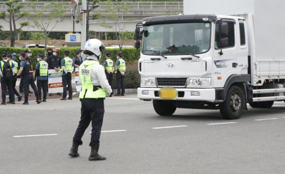 화물연대 총파업 이틀째인 8일 울산시 북구 현대자동차 명촌정문 앞에서 화물연대 울산본부 소속 조합원들이 경찰과 대치하고 있다. 2022.6.8/뉴스1 © News1 조민주 기자 /사진=뉴스1