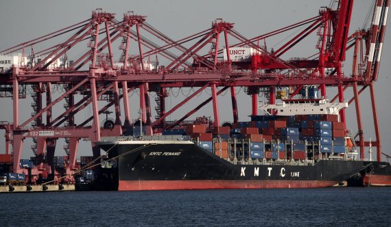 18일 울산신항에 접안한 선박에서 컨테이너 하역작업이 이뤄지고 있다. 2022.1.18/뉴스1 © News1 윤일지 기자