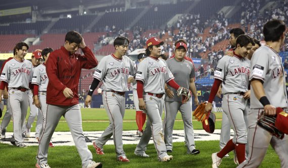[서울=뉴시스] 이영환 기자 = 17일 오후 서울 송파구 잠실야구장에서 열린 2022 프로야구 SSG 랜더스와 두산 베어스의 경기, 12회말 끝에 9대9 무승부를 거둔 SSG 선수들이 경기장을 나서고 있다. 2022.05.17. 20hwan@newsis.com