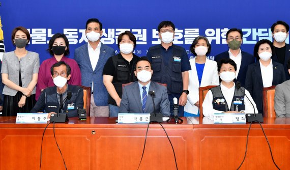 박홍근 더불어민주당 대표 직무대행 겸 원내대표와 현정희 민주노총 공공운수노조 위원장, 이봉주 공공운수노조 화물연대본부 본부장 등 참석자들이 9일 서울 여의도 국회에서 열린 화물노동자 생존권 보호를 위한 간담회에서 기념 촬영을 하고 있다. 공동취재사진