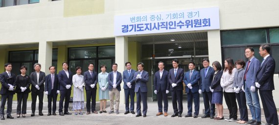 김동연 경기도지사 당선인이 9일 오후 경기 수원시 장안구 경기도인재개발원에서 열린 경기도지사직 인수위원회 현판식에서 인사말을 하고 있다.