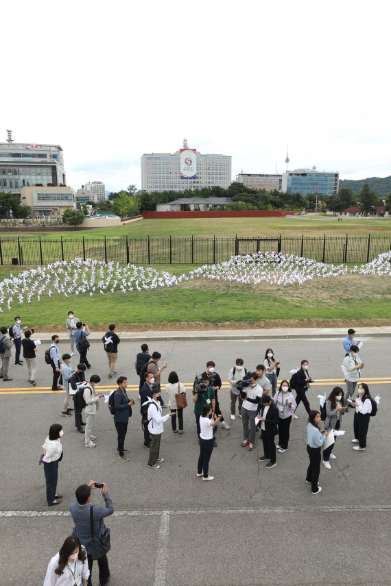 미군이 반환한 대통령 집무실 남쪽의 서울 용산구 용산공원 부지가 10일부터 열흘간 시범 개방된다. 지난 7일 취재진에게 먼저 공개된 용산공원 부지 너머로 대통령 집무실이 보인다. 뉴스1