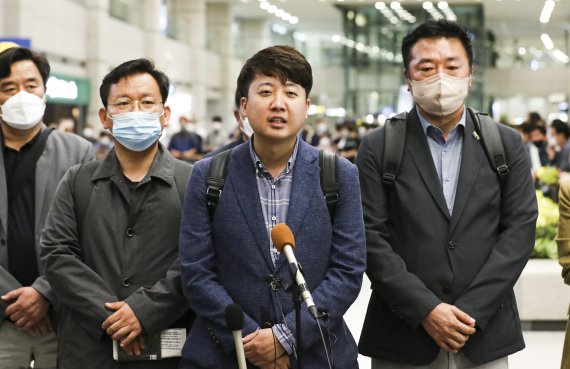 "추태 가깝다...자기정치 말라" 이준석, 정진석 또 때렸다