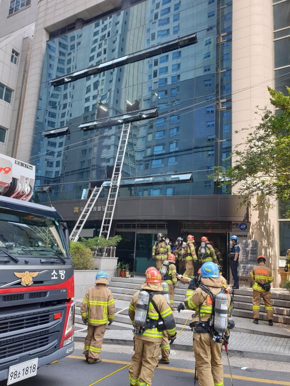 7명 숨진 대구시 수성구 범어동 빌딩에 근무하는 변호사·직원들은 구조되기 전 22분간 공포에 떨었다. 56명의 사상자가 발생한 대구시 수성구 범어동 빌딩. 사진=대구소방안전본부 제공