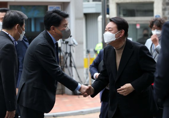 "추태 가깝다...자기정치 말라" 이준석, 정진석 또 때렸다