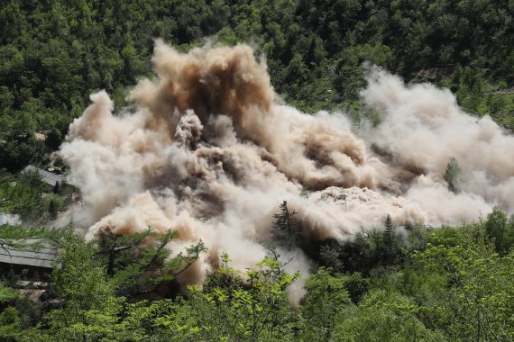 북한이 지난 2018년 8월 24일 함경북도 길주군 풍계리 핵실험장 내 지휘소 등 건물을 폭파했다. 사진=사진공동취재단