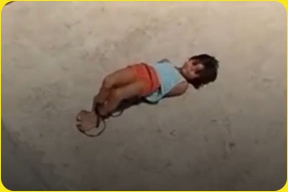 지난 2일 낮 2시쯤 인도 델리의 주택 지붕 위에 5살 소녀가 밧줄로 묶인 채 방치된 모습 /사진=인디아닷컴