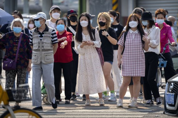 '다시' 방역 고삐 당기는 베이징·상하이, '봉쇄' 우려에 저축